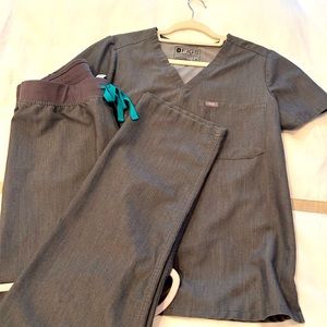 Figs Scrub set- Medium Tall Charcoal. EUC